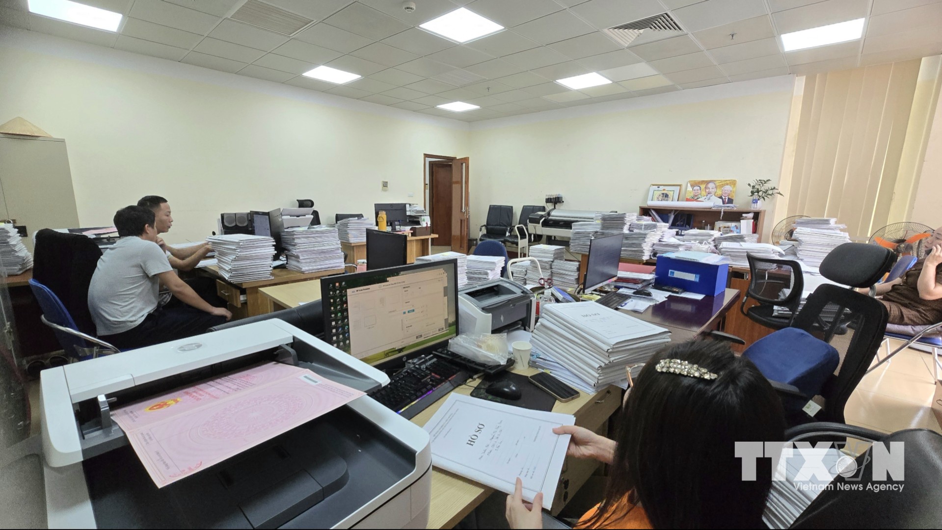 Lượng hồ sơ khủng mà cán bộ Văn phòng đăng ký đất đai phải scan, sắp xếp phục vụ công tác làm sạch dữ liệu đất đai. (Ảnh: Thanh Vân/TTXVN)